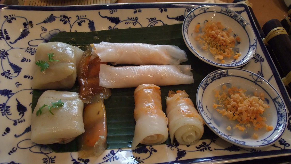 Khay bánh Huế dọn kèm những chén nước chấm riêng