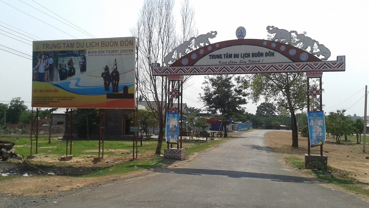 Cổng chào khu du lịch Buôn Đôn