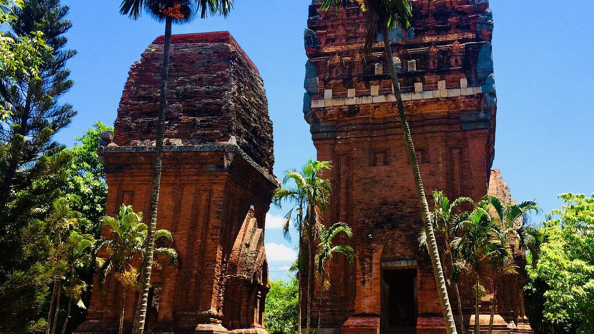 Hai ngọn tháp Đôi trong thành phố Quy Nhơn, xung quanh là hàng cau