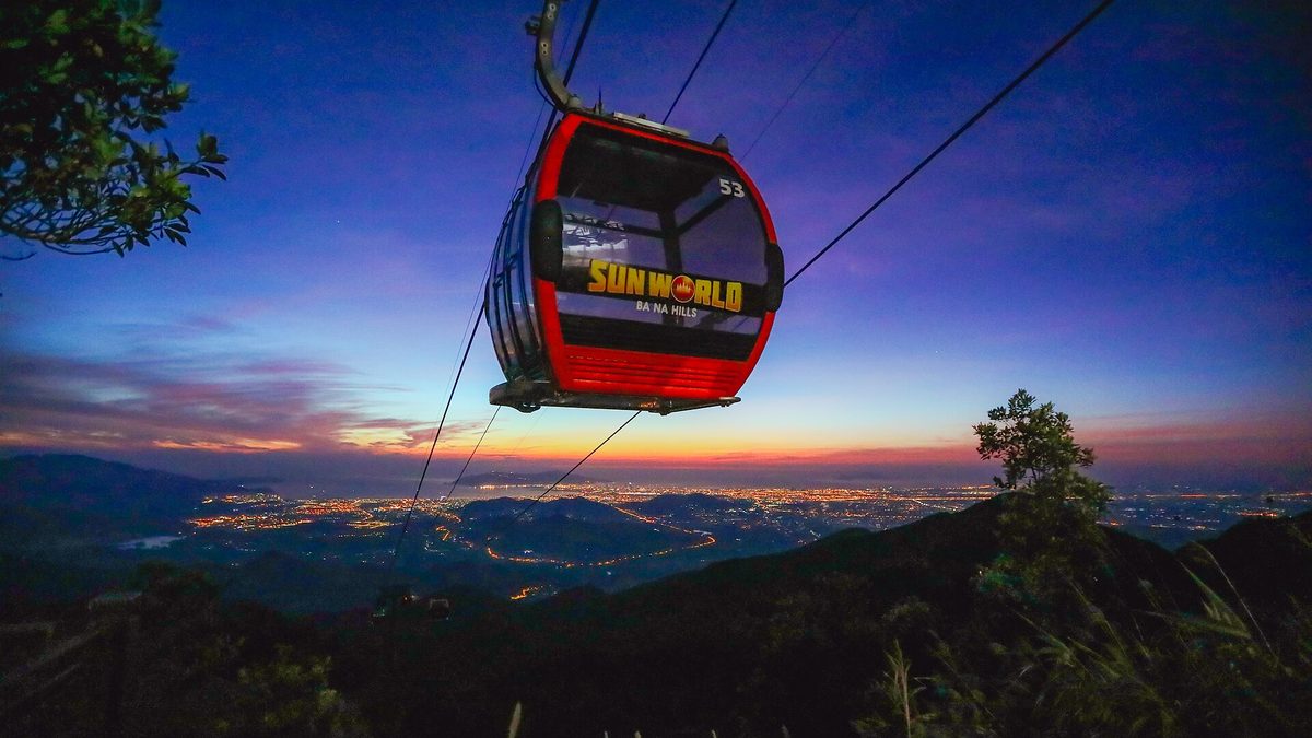 Cabin cáp treo Sun World Bà Nà Hills màu đỏ trên nền hoàng hôn