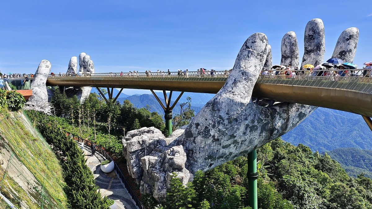 Cầu Vàng ở Bà Nà Hills với hai bàn tay đá khổng lồ đỡ dải cầu màu vàng