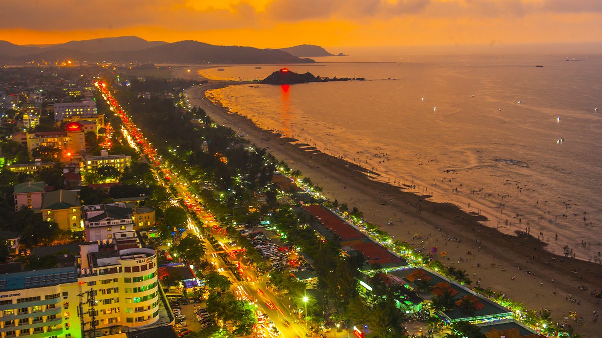 Bãi biển Cửa Lò lên đèn nhìn từ trên cao lúc hoàng hôn