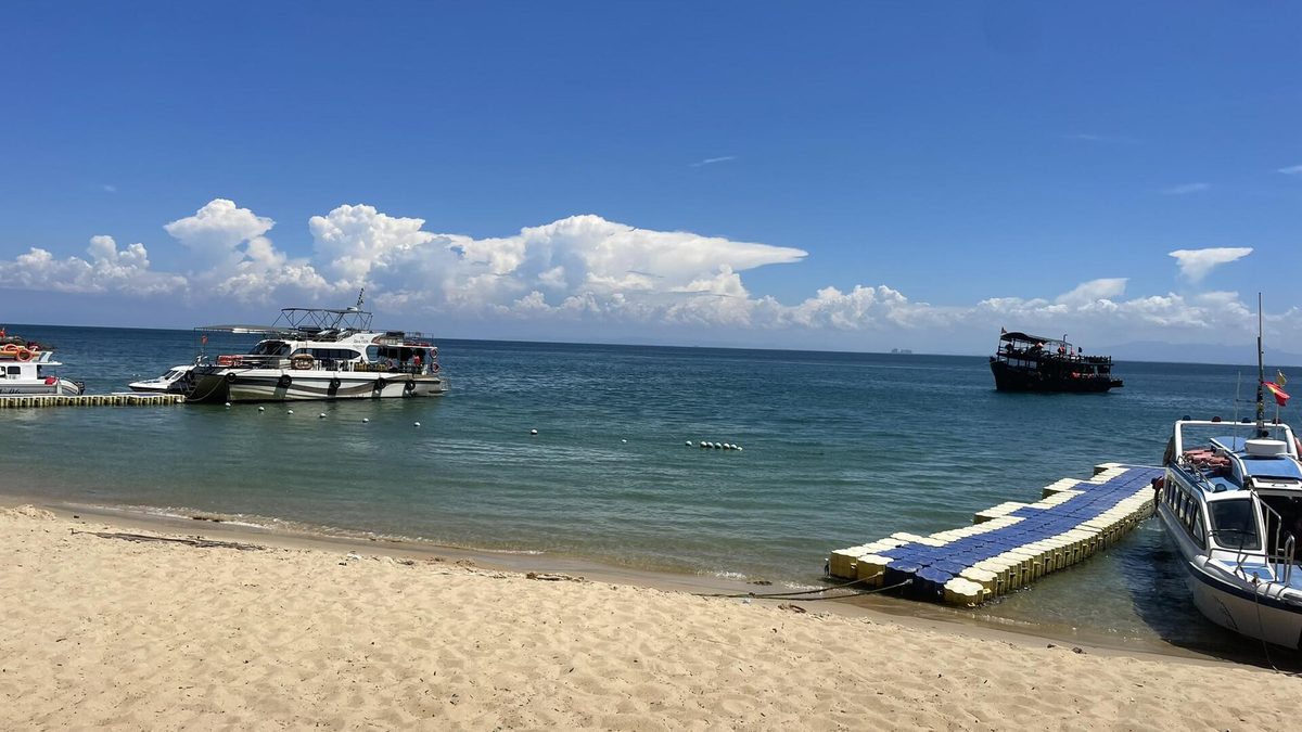 Bãi biển và tàu khách ở Cù Lao Chàm