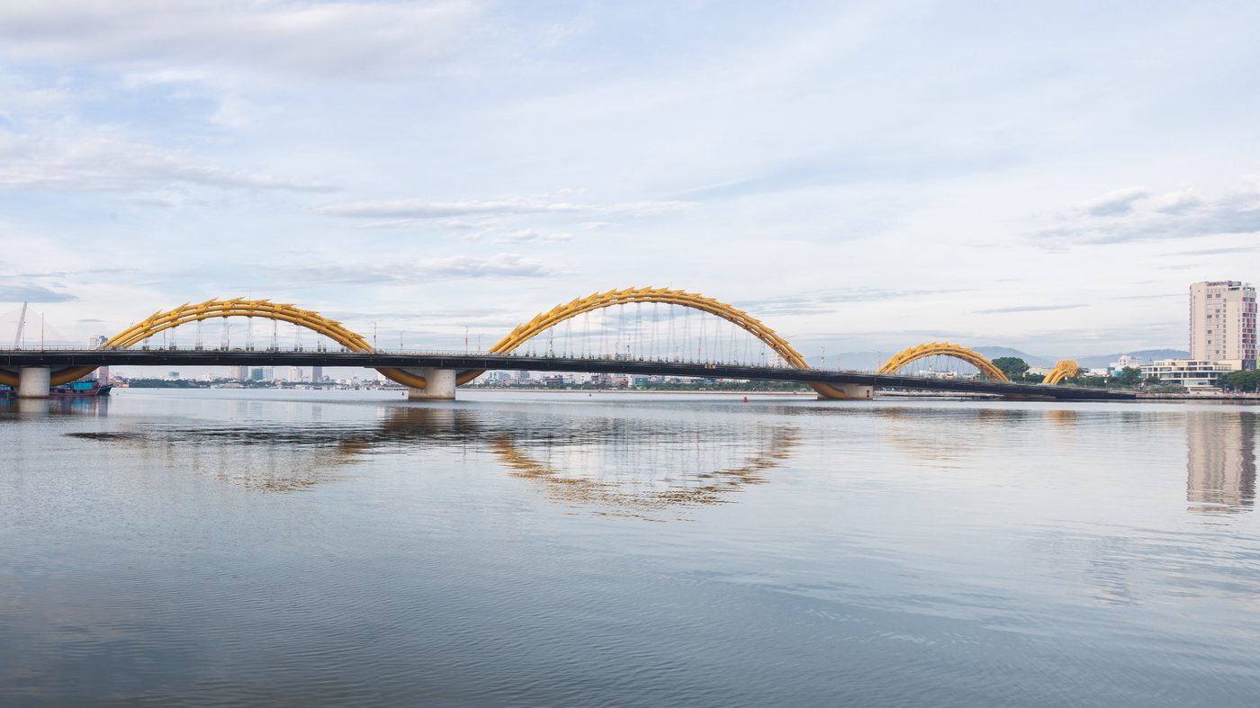 El Puente del Dragón sobre el río Han, visto desde la orilla