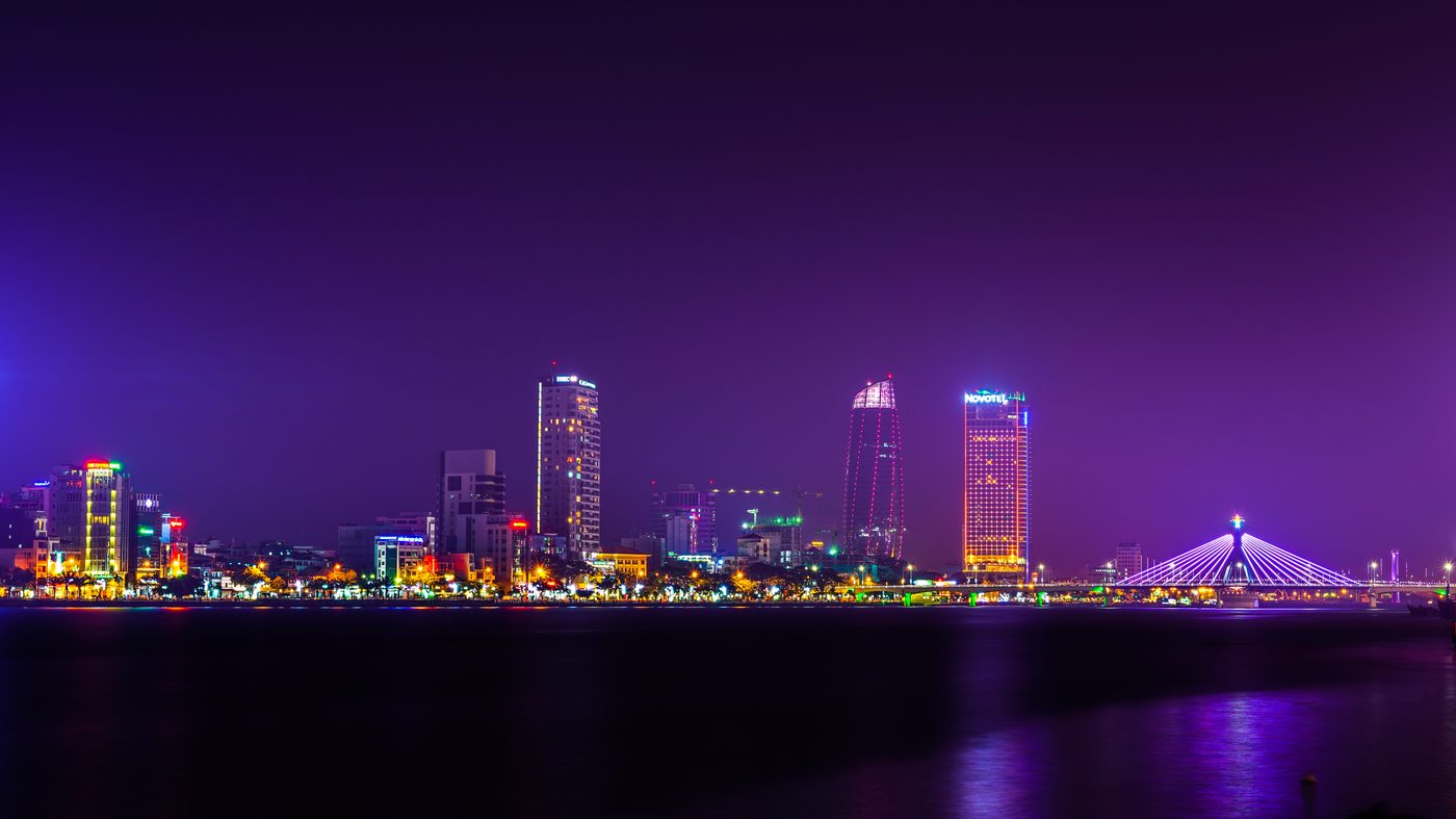 El río Han de noche con los puentes y las torres iluminadas