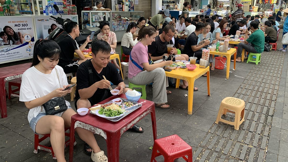 Khu hàng ăn trong chợ Đông Ba