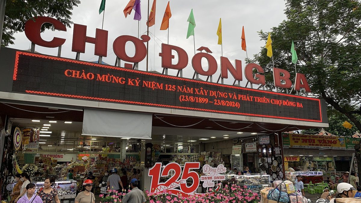 Mặt tiền chợ Đông Ba dịp kỷ niệm 125 năm
