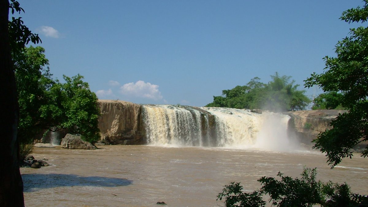 Thác Dray Sáp với màn nước trải rộng giữa cây rừng