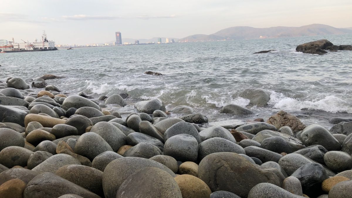 Bãi tắm Hoàng Hậu phủ kín đá cuội tròn nhẵn như trứng