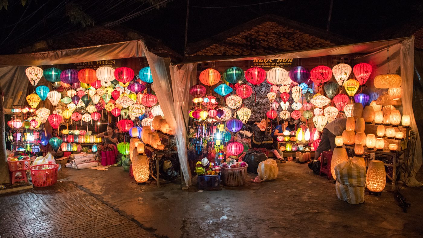 Cửa hàng bán đèn lồng nhiều màu ở Hội An