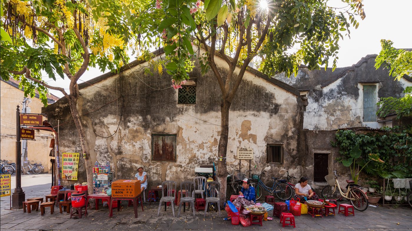 Dãy nhà cổ tường vàng ở Hội An với hàng quán bên đường