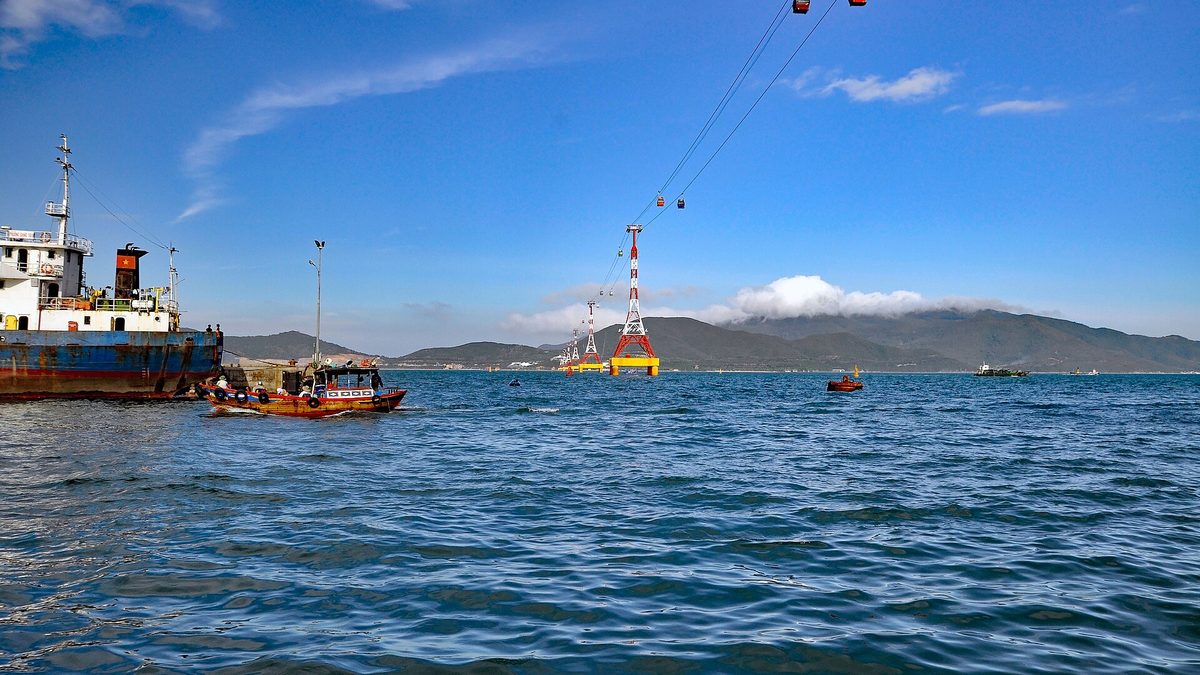 Cáp treo vượt vịnh Nha Trang ra đảo Hòn Tre