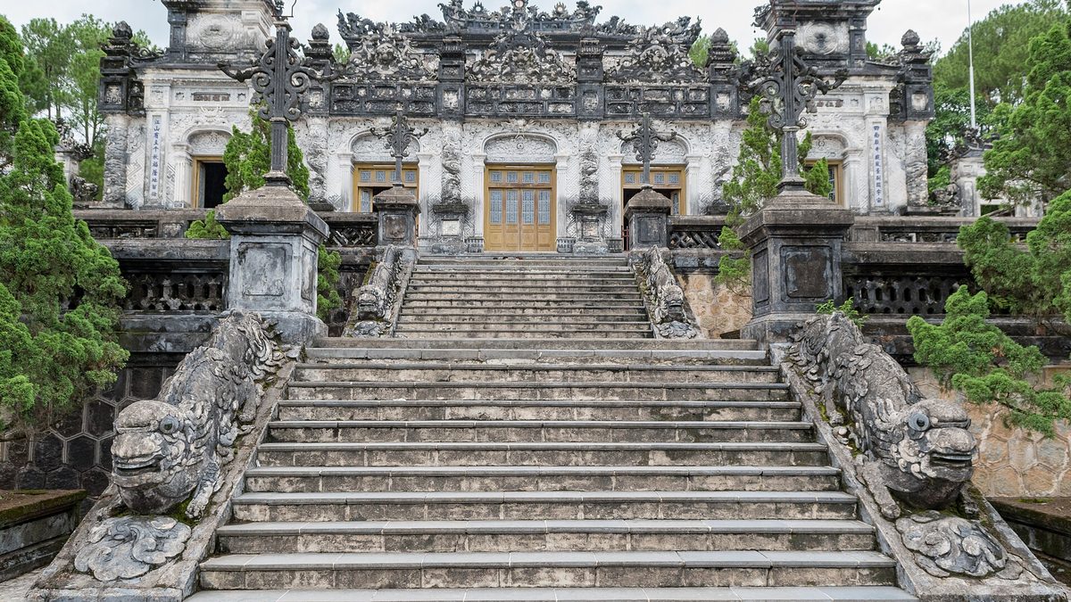 Lối lên lăng Khải Định với lan can hình rồng chạy dọc hai bên bậc cấp