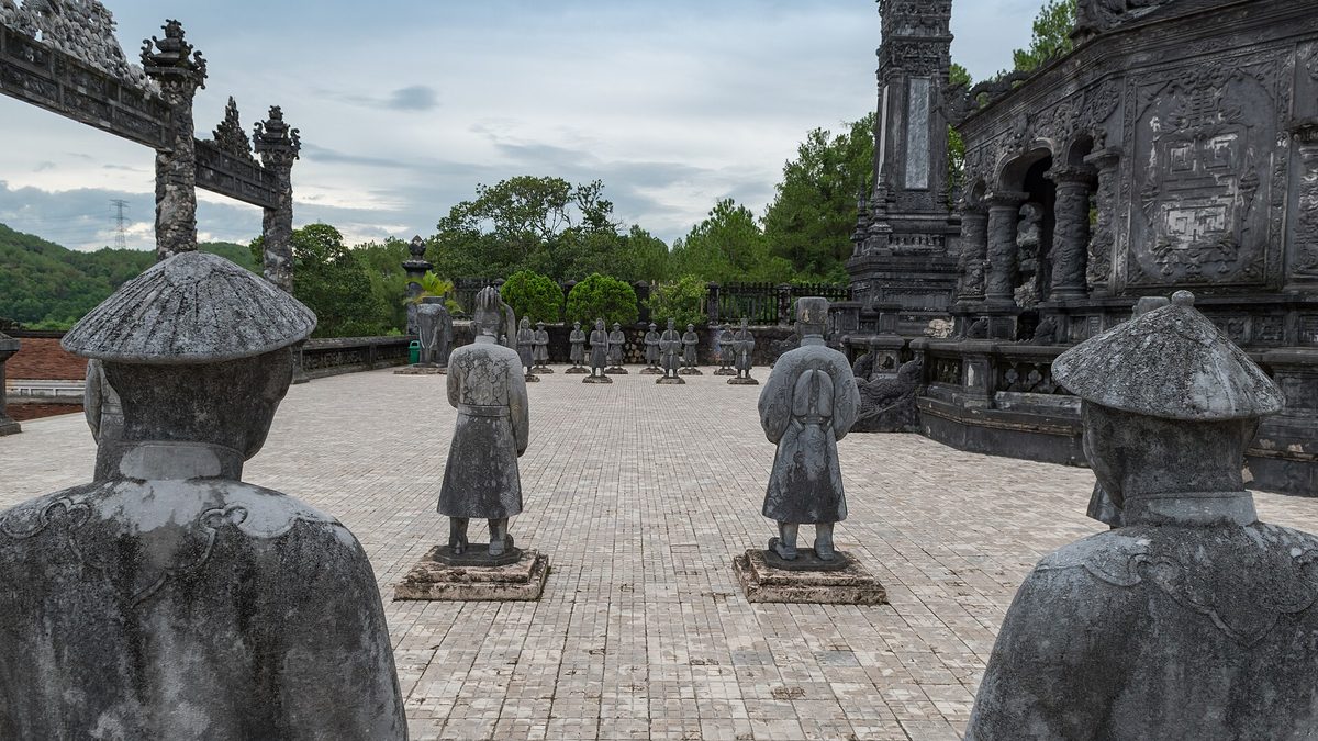 Hàng tượng quan văn quan võ và lính hầu bằng đá ở sân Bái Đình lăng Khải Định