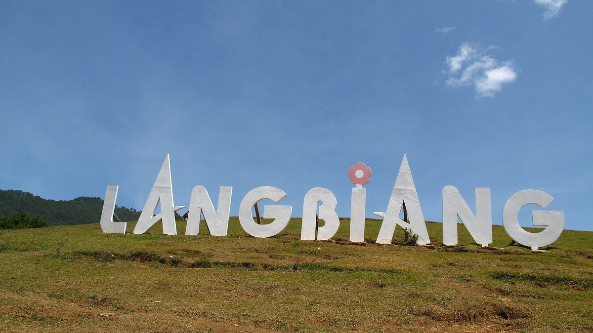 Bảng tên Langbiang lớn trên đỉnh đồi cỏ
