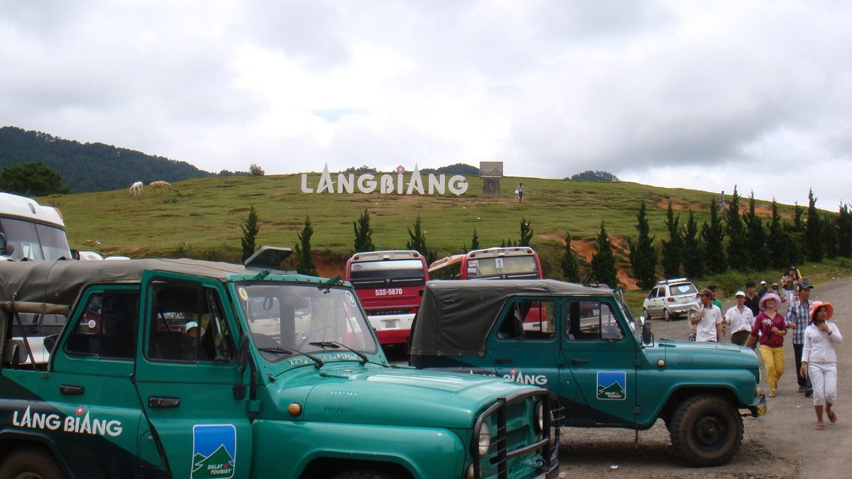 Đoàn xe jeep chở khách lên đỉnh Langbiang