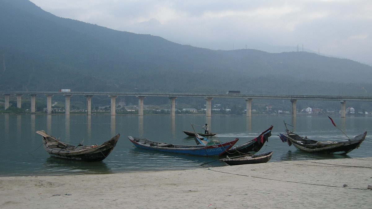 Thuyền cá trên đầm Lập An, phía xa là cầu vượt đầm