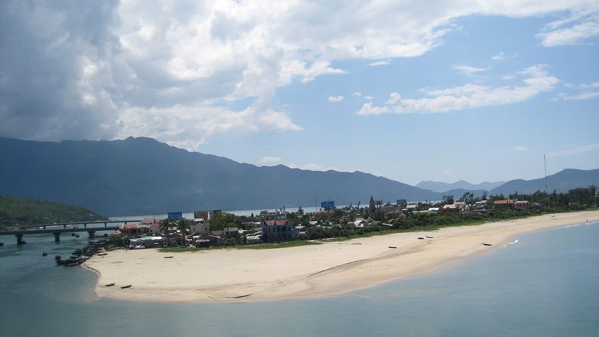 Vịnh Lăng Cô nhìn từ trên cao, bãi cát cong ôm lấy đầm