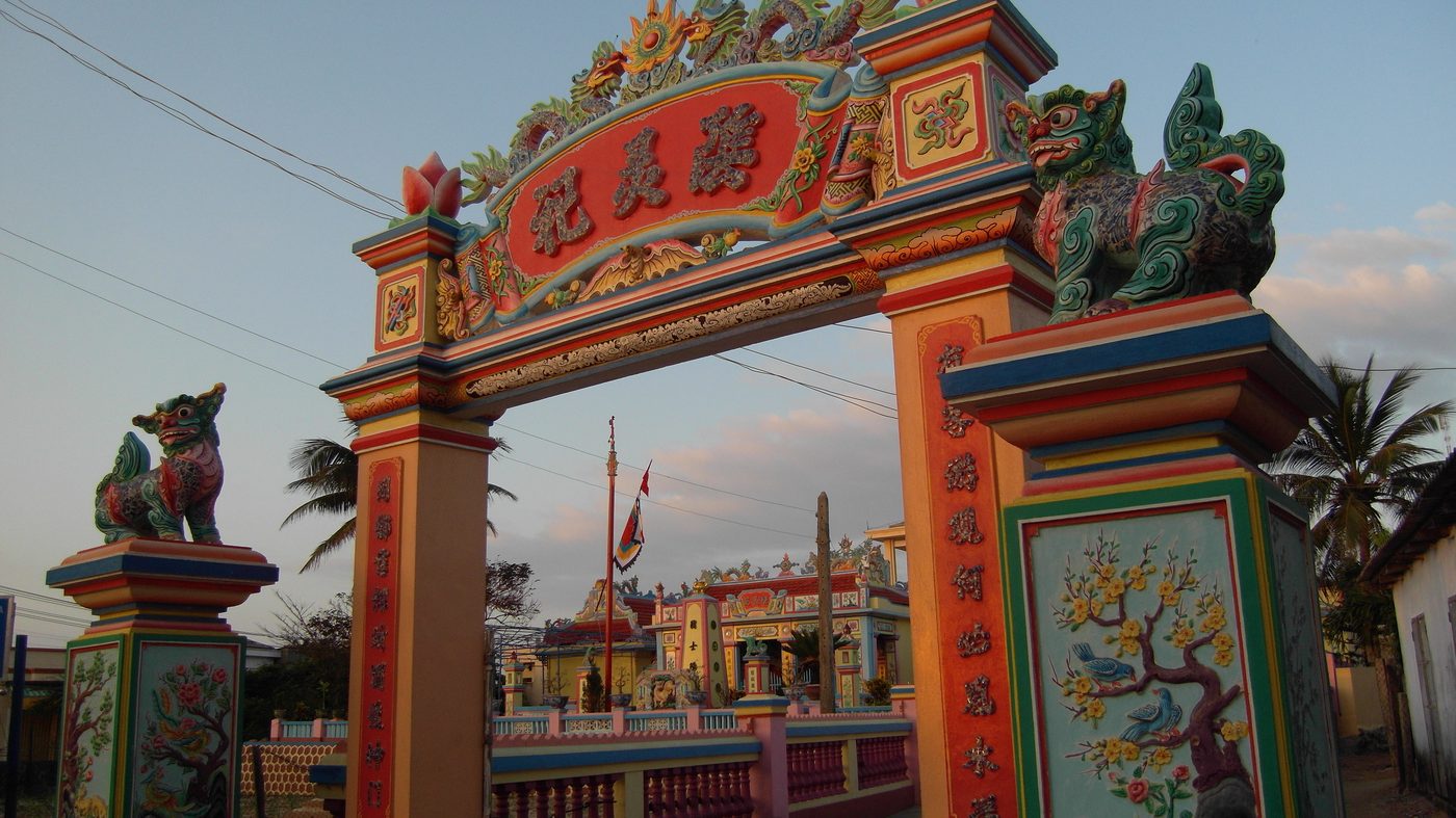 Cổng tam quan nhiều màu ở đảo Lý Sơn