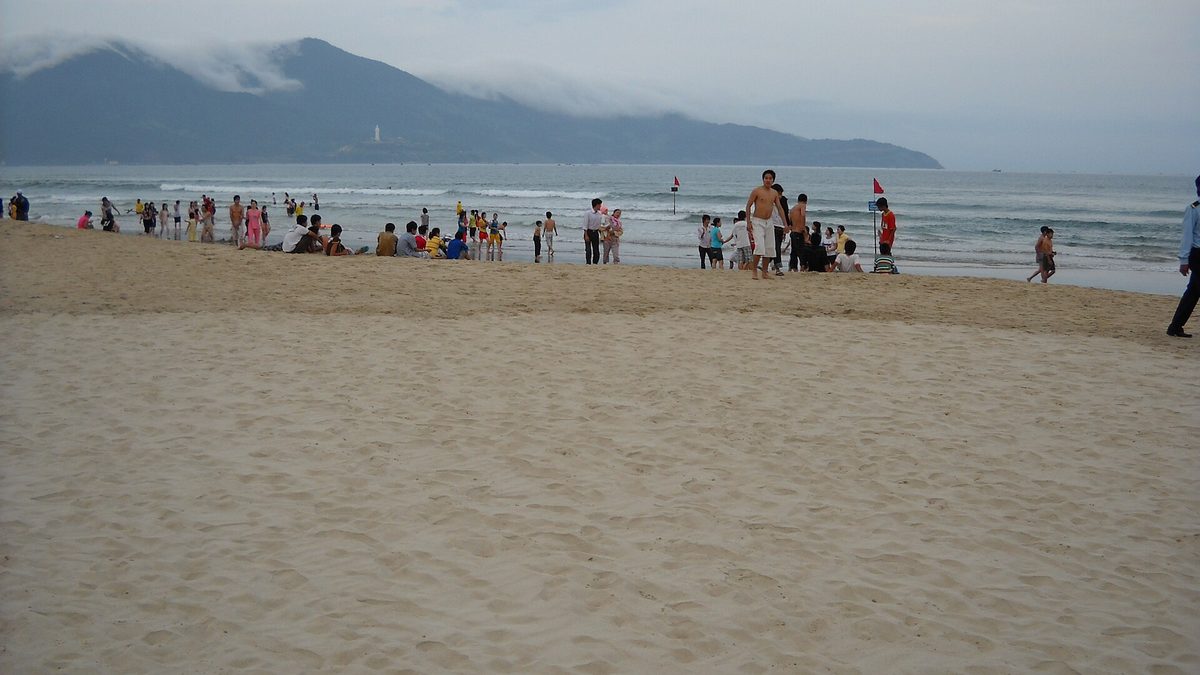 Bán đảo Sơn Trà nhìn từ bãi biển Đà Nẵng