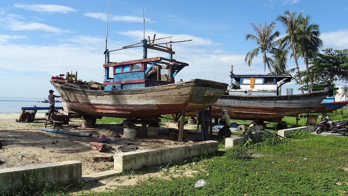Thuyền cá kéo lên bờ ở đoạn bãi còn dân chài