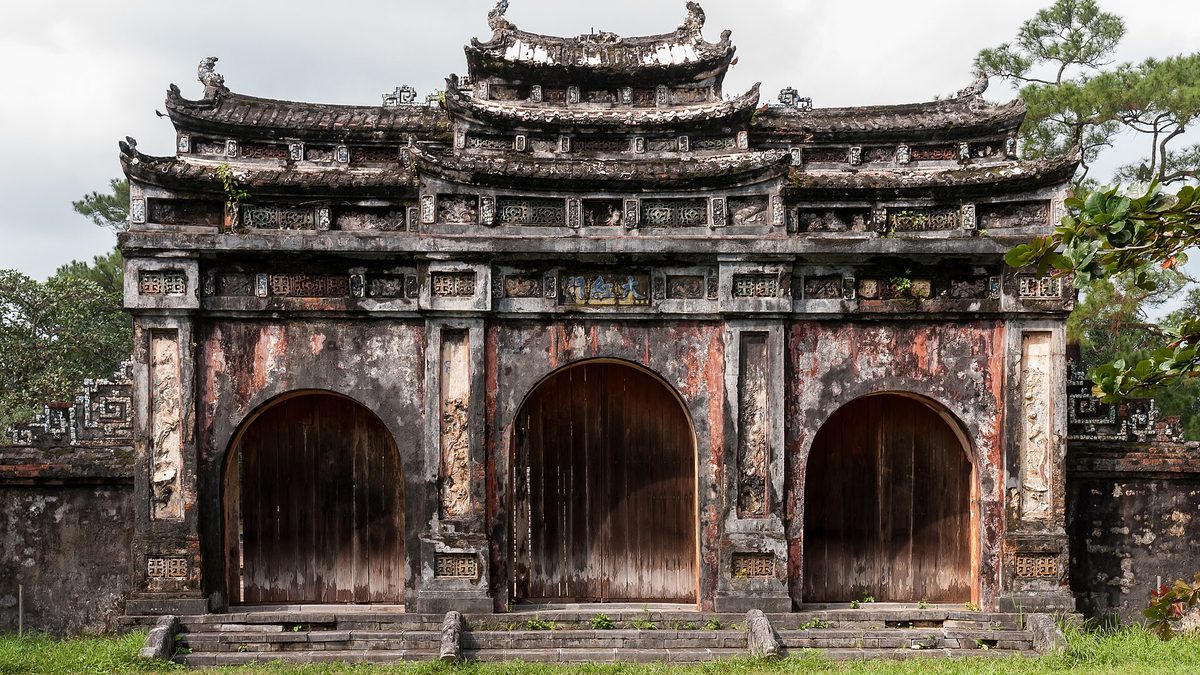 Đại Hồng Môn, cổng chính ba lối của lăng Minh Mạng, tường đã sạm màu thời gian