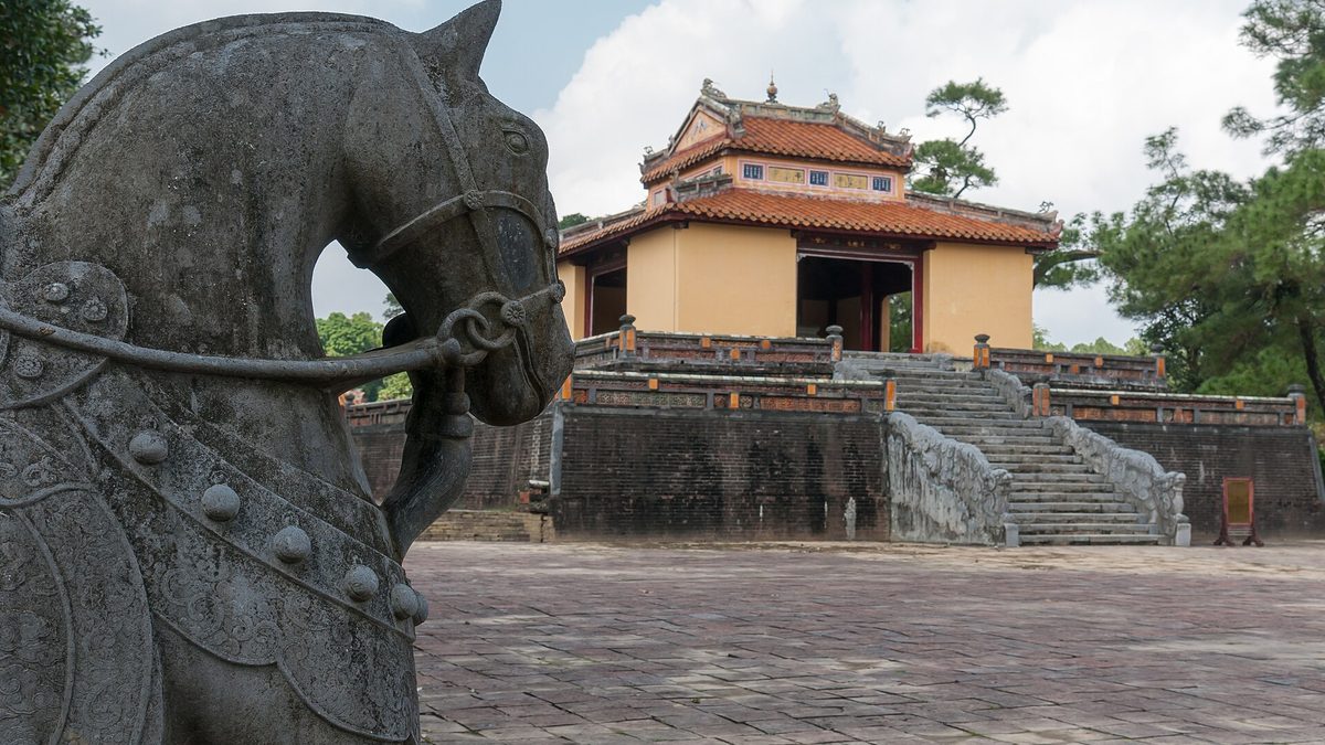 Tượng ngựa đá ở sân Bái Đình lăng Minh Mạng