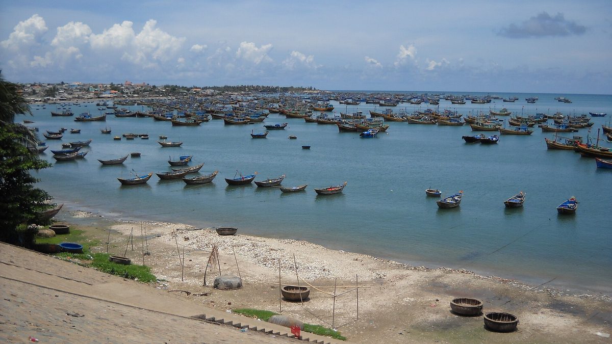 Thuyền thúng và tàu cá đậu kín ở làng chài Mũi Né