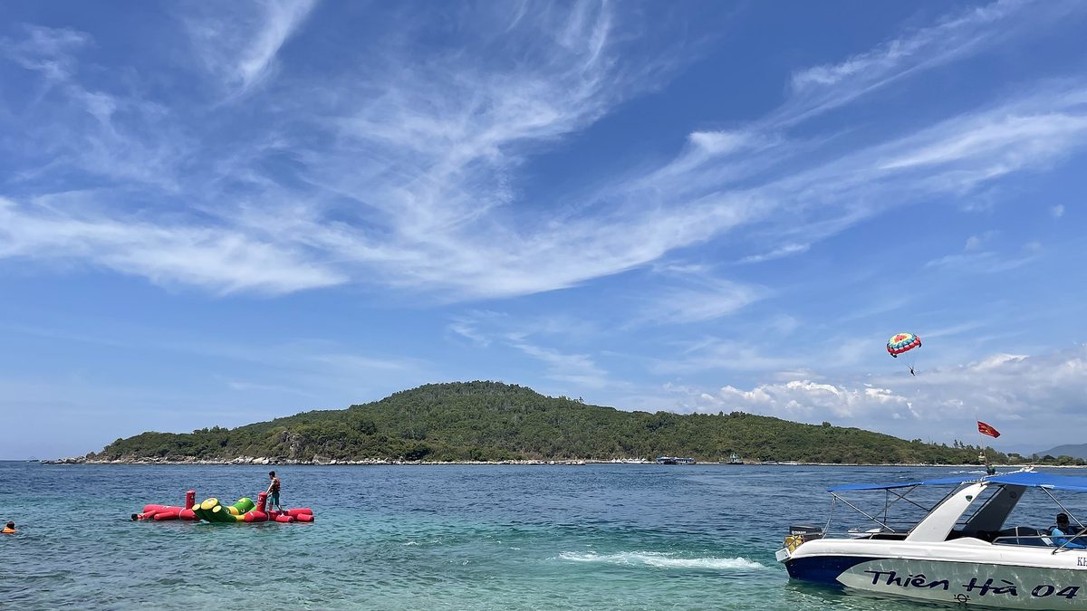 Một hòn đảo trong vịnh Nha Trang, khách chèo kayak quanh bờ