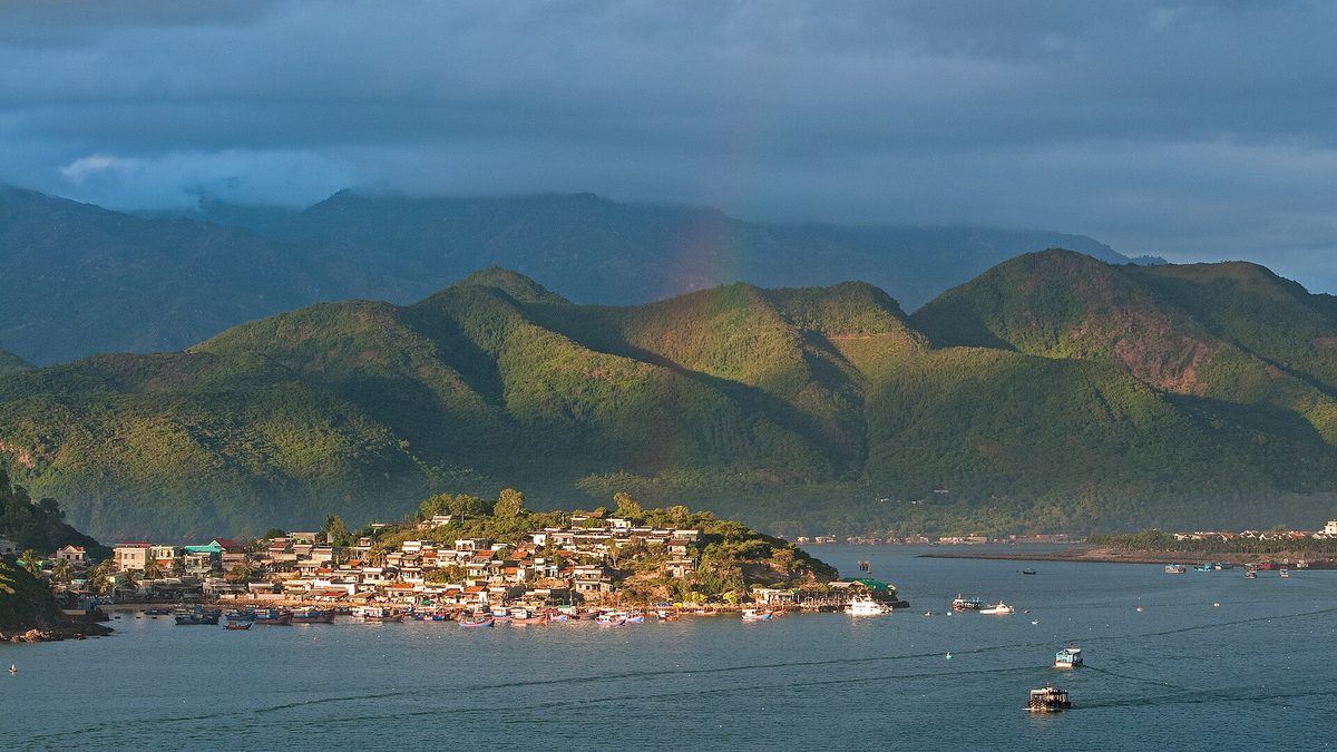 Vịnh Nha Trang nhìn từ ngoài khơi, phía sau là dãy núi