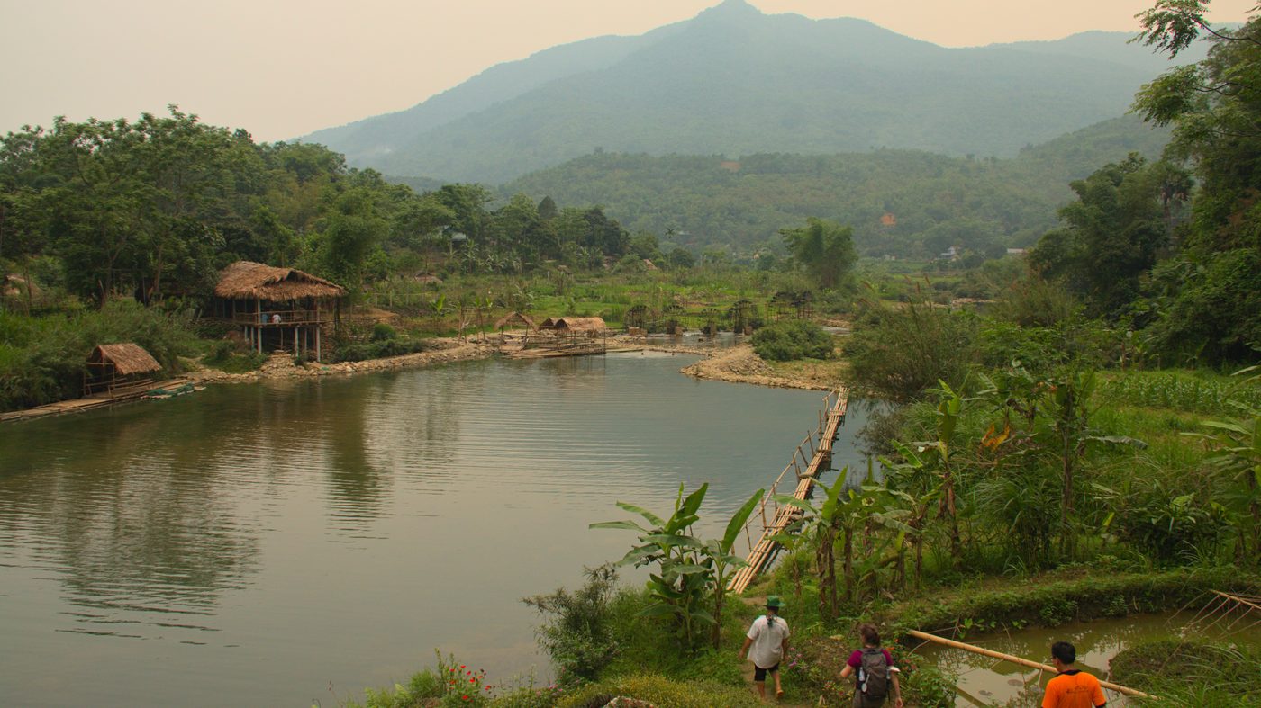 Hồ nước và núi ở vùng Bá Thước, Thanh Hoá