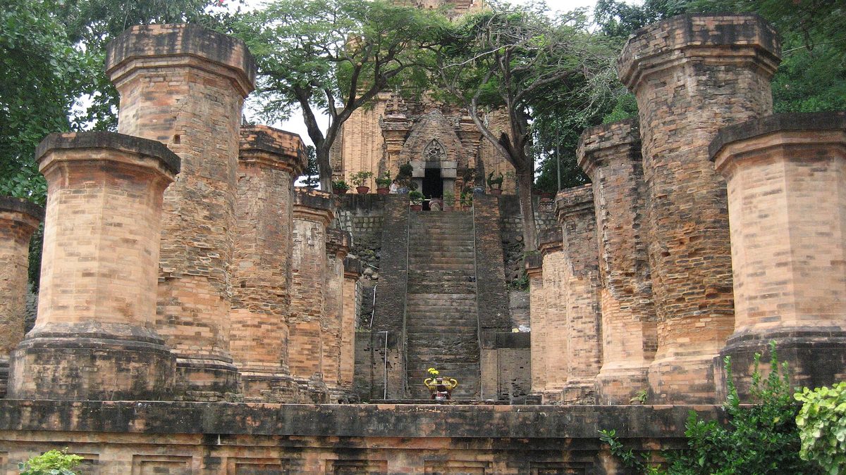 Dãy cột gạch lớn của khu Mandapa dưới chân tháp