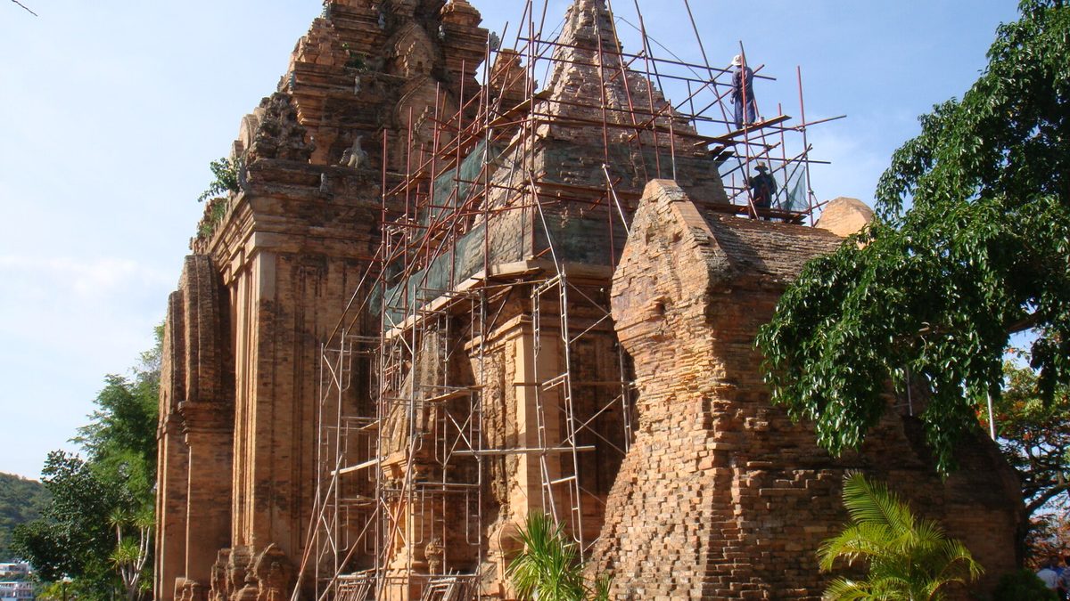 Một tháp trong cụm đang được dựng giàn giáo trùng tu