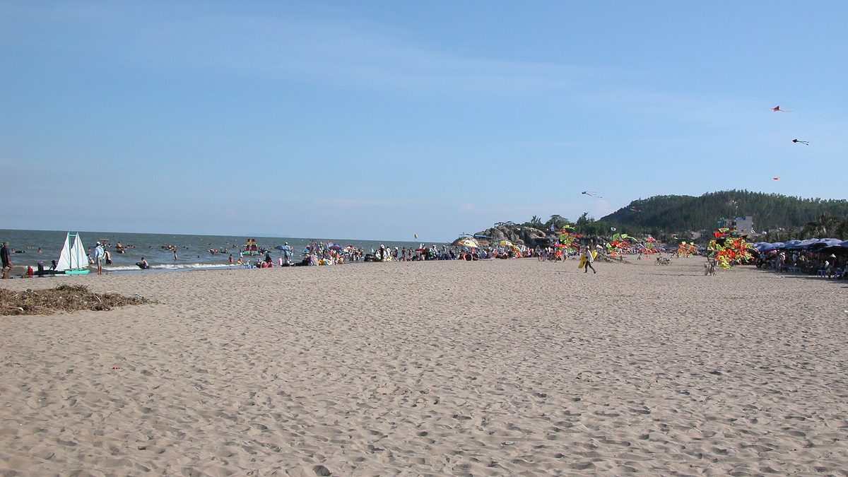 Bãi biển Sầm Sơn ngày cao điểm, kín người và dù