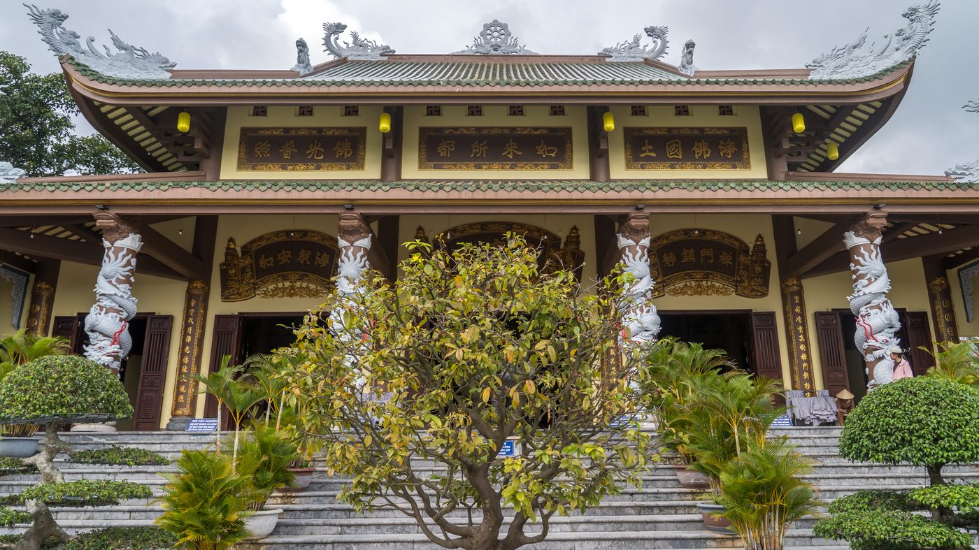 Linh Ung Pagoda at Bai But, with dragon columns and tiled roofs