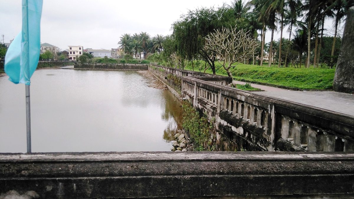 Hào nước chạy dọc bờ thành, hai bên là cây