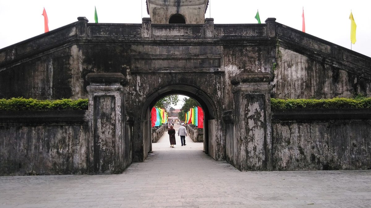 Cổng Thành cổ Quảng Trị ngày Tết, tường gạch cũ và cờ phướn