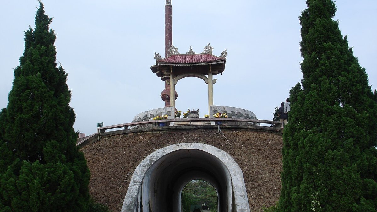 Đài tưởng niệm hình tròn ở trung tâm Thành cổ Quảng Trị