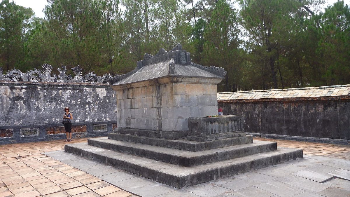 Mộ đá đặt giữa sân trong Bửu Thành, lăng Tự Đức