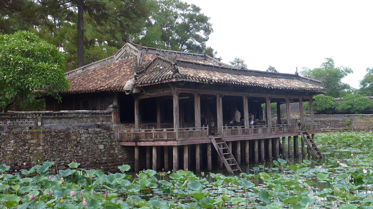 Nhà tạ dựng trên hàng cọc gỗ giữa hồ sen ở lăng Tự Đức