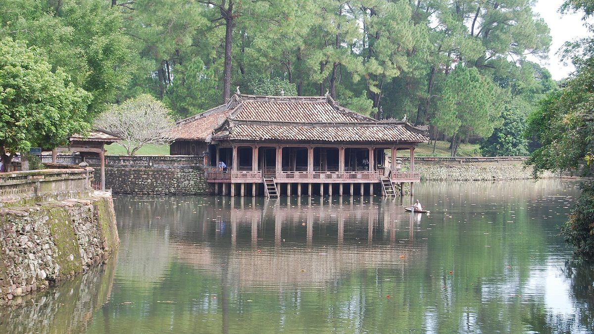 Nhà tạ Xung Khiêm soi bóng xuống mặt hồ Lưu Khiêm ở lăng Tự Đức