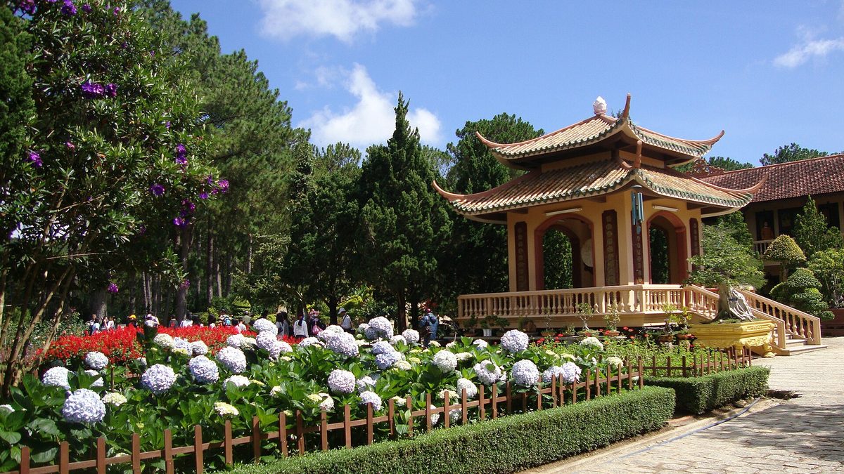 Lầu trống và luống hoa trong khuôn viên Thiền viện Trúc Lâm