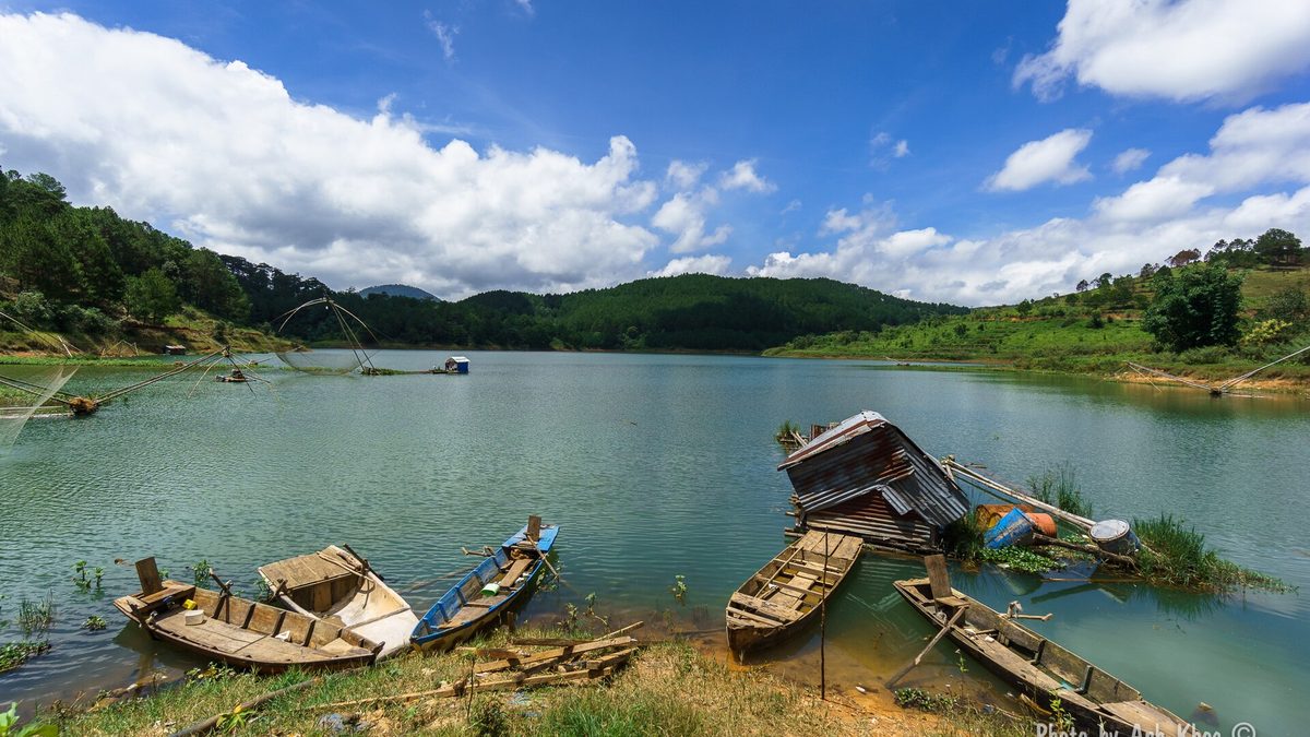 Thuyền gỗ neo bên bờ hồ Tuyền Lâm