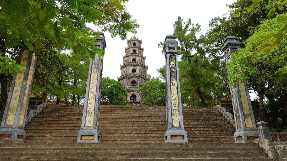 Bậc cấp dẫn lên chùa Thiên Mụ từ phía bờ sông, hai bên là trụ biểu