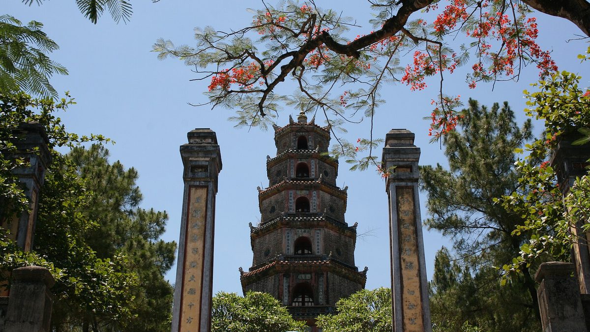 Tháp Phước Duyên bảy tầng ở chùa Thiên Mụ, phía trước là hàng cây phượng đỏ