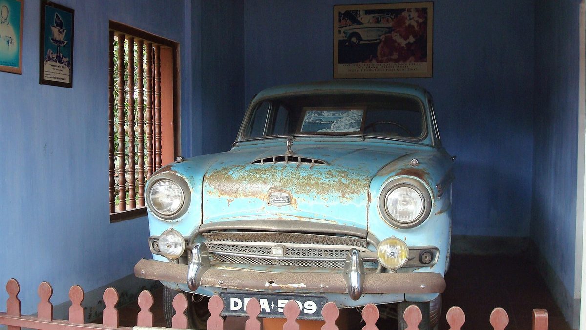 Chiếc Austin A95 Westminster màu xanh biển DBA 599 trưng bày trong gian nhà ở chùa Thiên Mụ