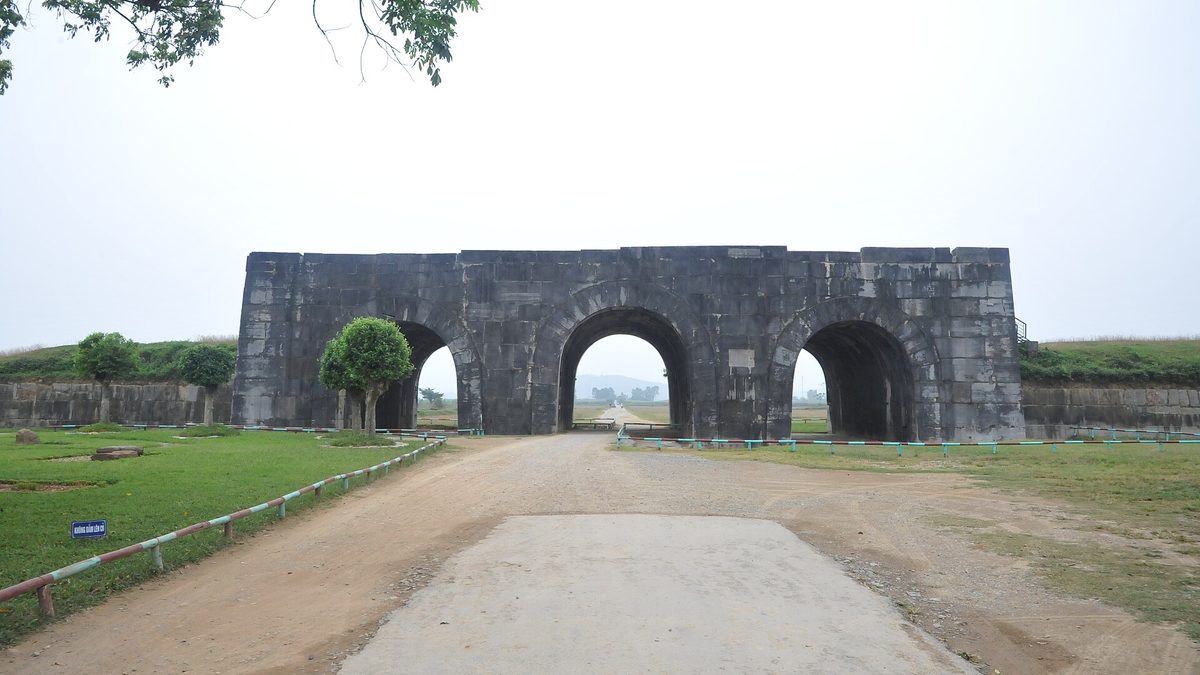 Cổng Nam Thành nhà Hồ nhìn từ con đường dẫn vào
