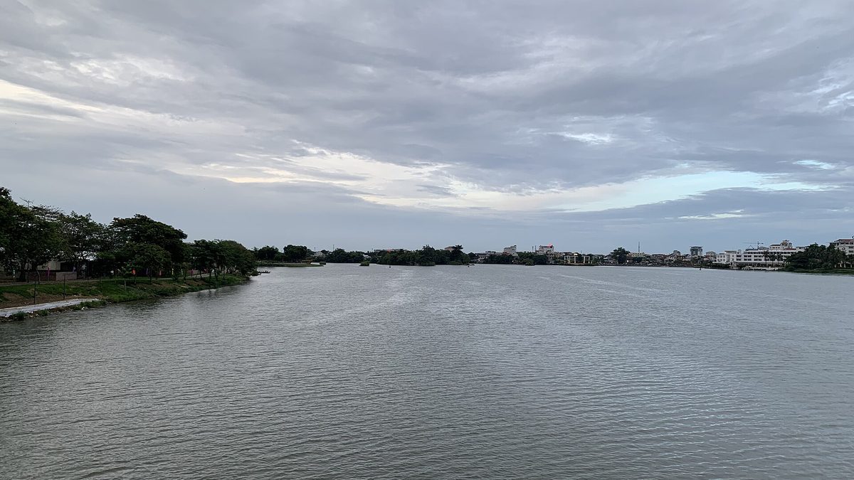 Sông Hương nhìn từ cầu Trường Tiền