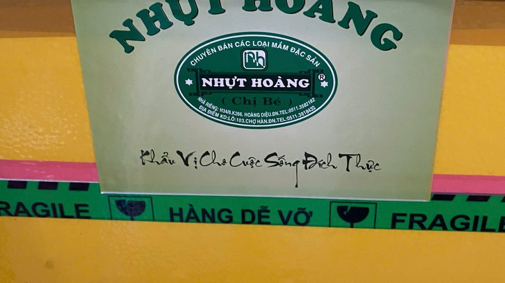 Thùng hàng Nhựt Hoàng quấn kín, dán tem hàng dễ vỡ