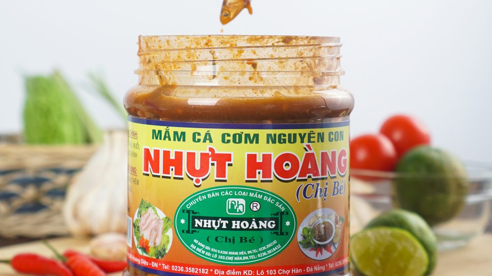 Hũ mắm cá cơm nguyên con Nhựt Hoàng cùng tỏi, ớt, chanh